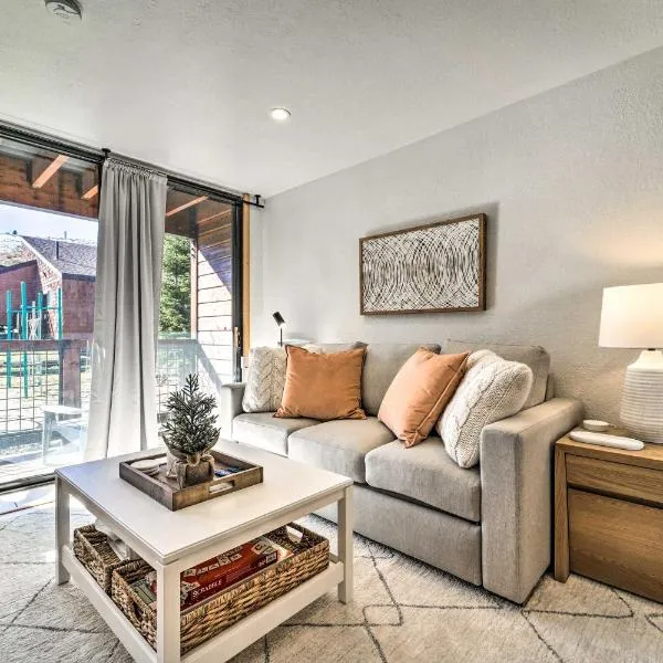 Walk to Ski Resort Tahoe Donner Studio with Balcony, hotel in Truckee