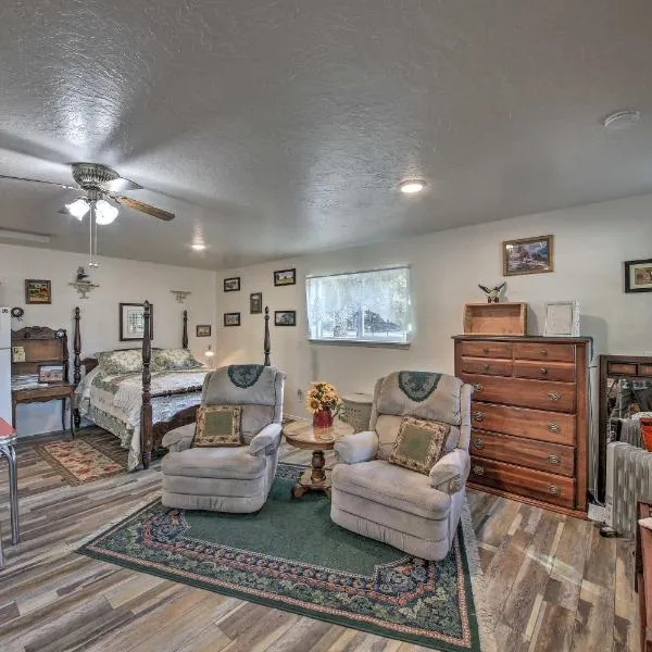 Pet-Friendly Libby Cottage with Mountain Views!, hotel v destinaci Libby