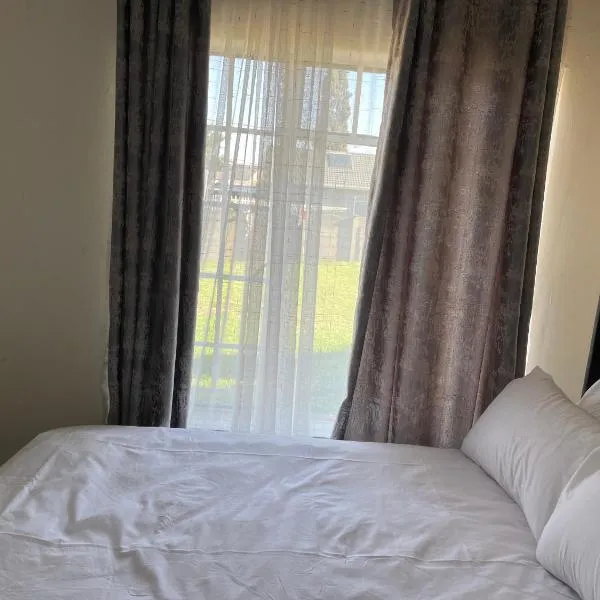 House 210 holiday rentals, hotel in Katlehong