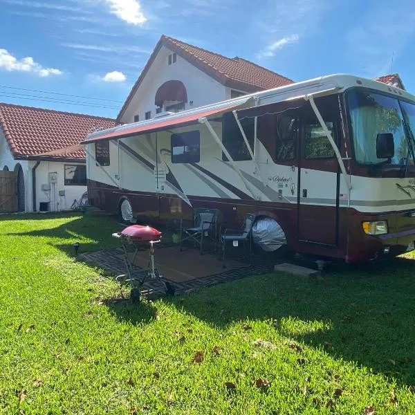 Cozy Private Motorhome near The Falls & Baptist with Parking, hotel v Miami