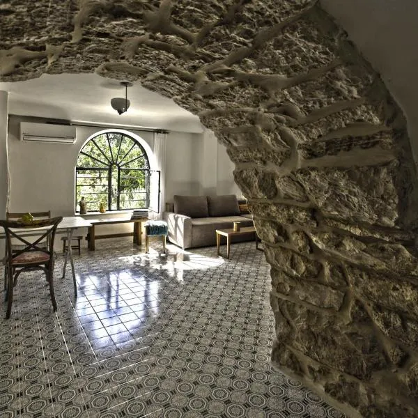 The Nest - A Romantic Vacation Home in Ein Kerem - Jerusalem, hotel en Mevo Betar