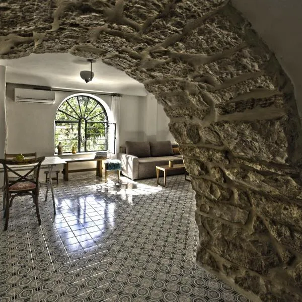 The Nest - A Romantic Vacation Home in Ein Kerem - Jerusalem、Mevo Betarのホテル