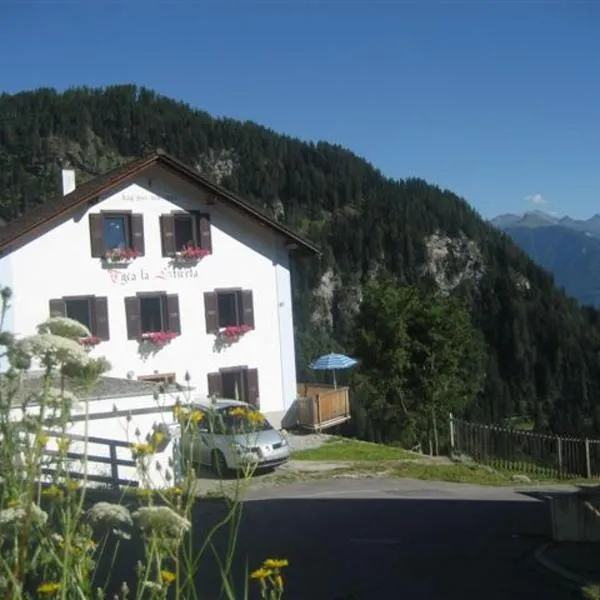 on a quiet location, beautiful, spacious holidayhouse, only for holidays, with a fantastic view, perfect for skiing, walking and hiking, hotel v destinaci Scheid