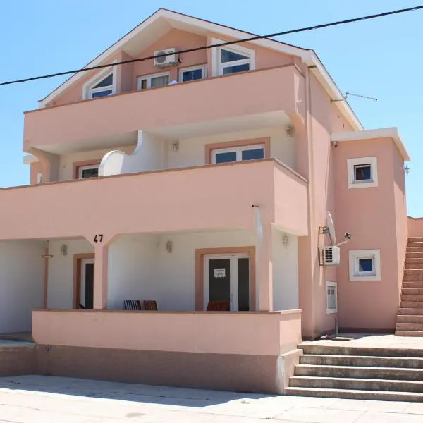 Apartmens Leona, hotel v destinácii Karlobag
