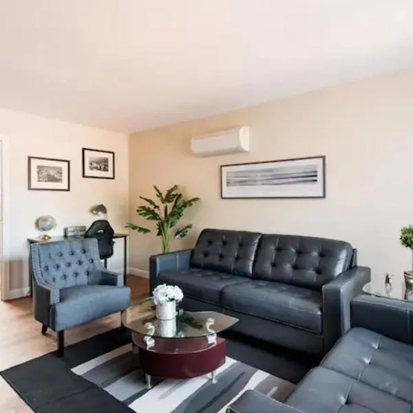 Posh home near Santana Row for vacation/business, hotel v destinaci San Jose