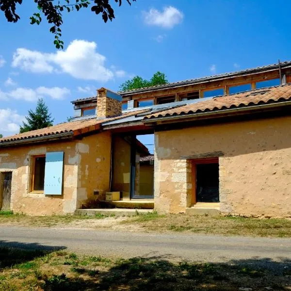 La Maison des Forges, ancienne grange charentaise transformée en habitation atypique en lisière de forêt pour 15 personnes, hotel in Le Grand-Madieu