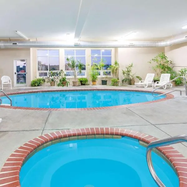Super 8 by Wyndham Iola KS, hotel em Iola