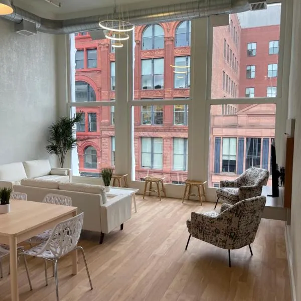 Lou-City Penthouse Suite! Savor Life with Hollyhock, hotel in Louisville