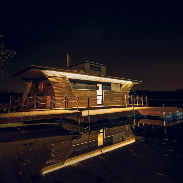 Houseboat Ślesin, hotel in Ślesin