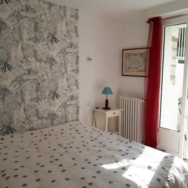 Appartement rénové et cosy au calme, hôtel à Royan