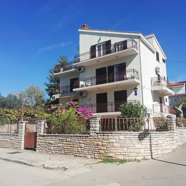 Danyja Apartments, hotel v destinaci Sveti Filip i Jakov