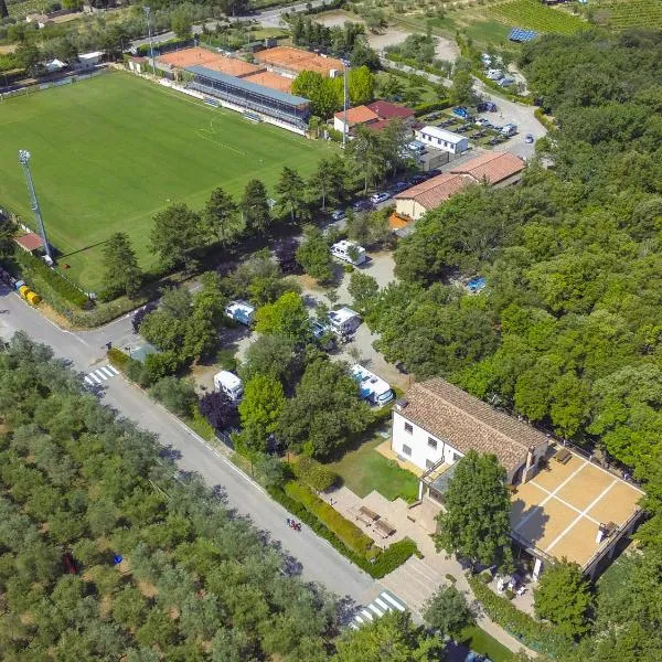 Camping Il Boschetto Di Piemma, hotel v destinaci San Gimignano