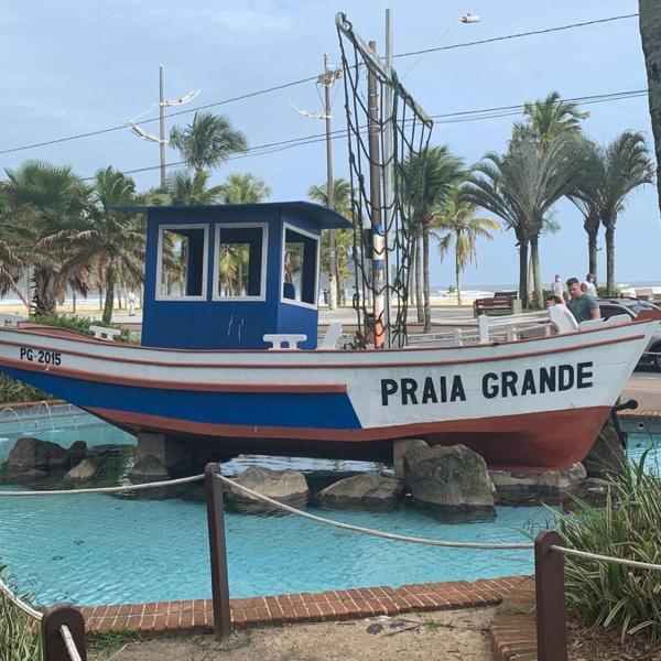 APARTAMENTO NA PRAIA GRANDE A 200 MÉTROS DA PRAIA, CONFORTÁVEL ESPAÇOSO WIFI 350 Mega TV Claro, ÓTIMA LOCALIZAÇÃO