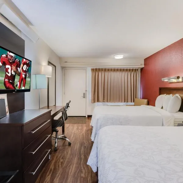 Super 8 by Wyndham Deerfield - Northbrook, מלון בדירפילד