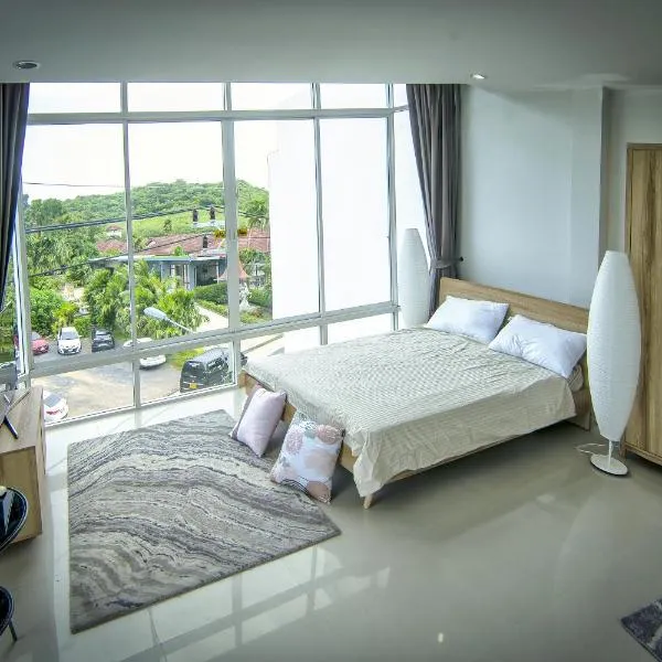 The CHU cafe / guesthouse, hotel in Nai Harn Beach