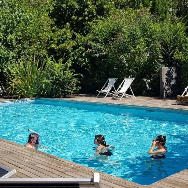 Camping Les Cent Chênes, hotel v destinaci Saint-Jeannet
