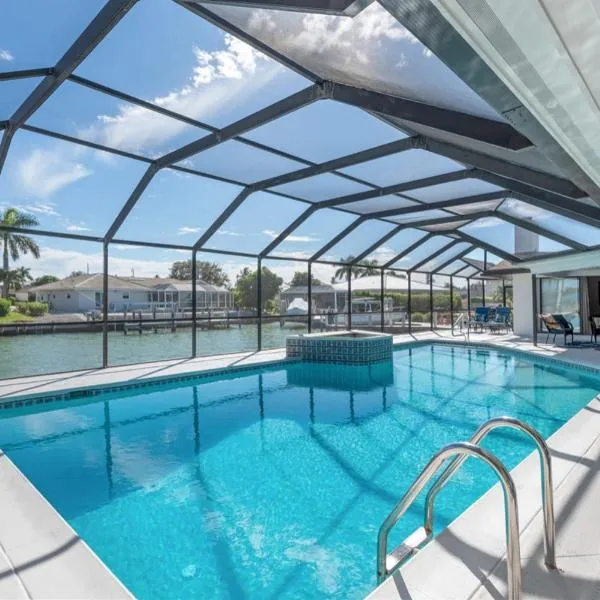 ELEVATED 955 - Spacious Family Riverfront home 4 Bedrooms, hotel in Marco Island