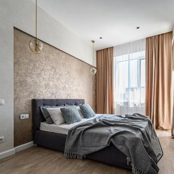 Стильная квартира с балконом на 5 Фонтана、オデッサのホテル