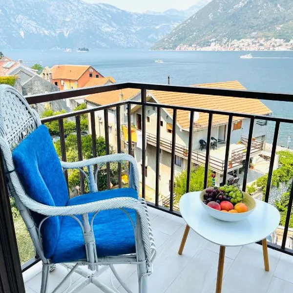 Chic sea front apartment with breathtaking Kotor Bay view, hotel v destinaci Donji Stoliv