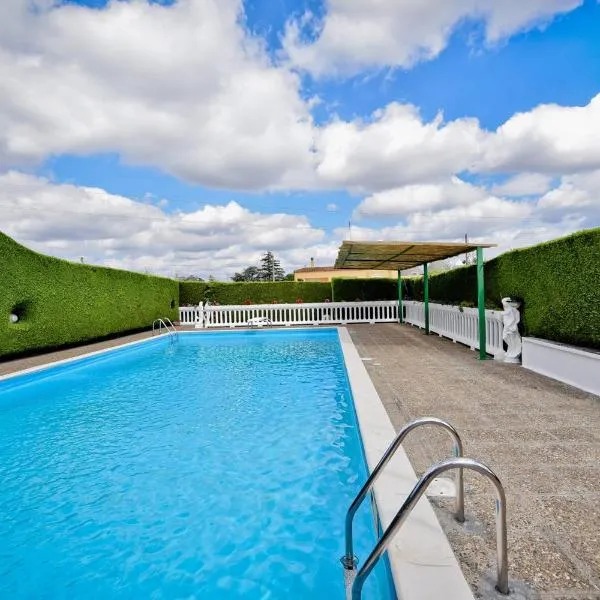 I CINQUE TRULLI with Swimming Pool, hotel em Martina Franca