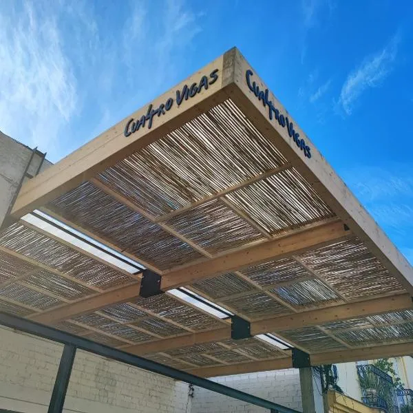 Apartamentos CuatroVigas, מלון בBollullos de la Mitación