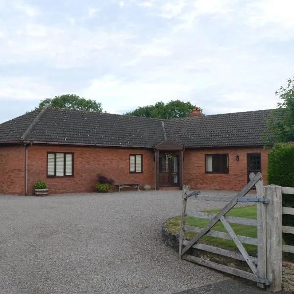 Hilltop Bungalow for a Spacious Country Break, hotel in Docklow