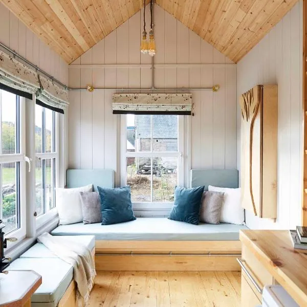 Aileen - Unique tiny house with wood fired roll top bath in heart of the Cairngorms, hotel v destinaci Ballater