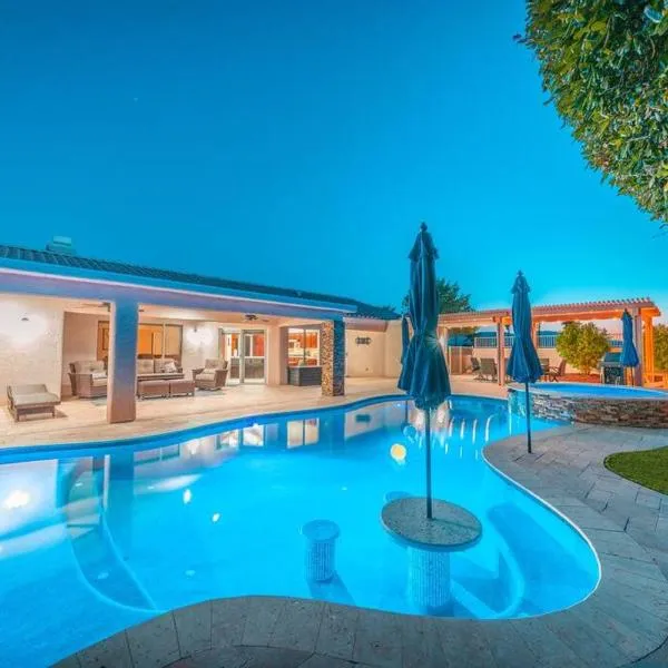 Grand Havasu Oasis with Custom Pool & Spa!, hotel en Lake Havasu City