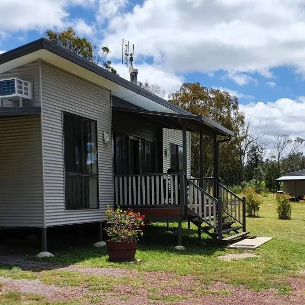 Just Red Wines Cabins, hotel in Ballandean