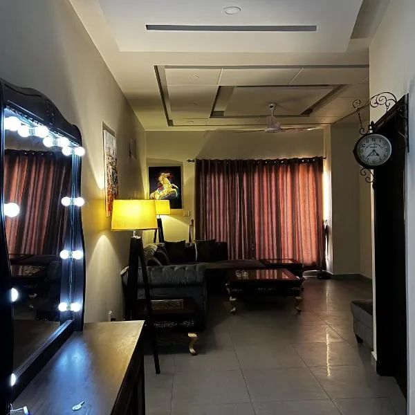 2 Bedroom Appartment Near Airport & Moterway, хотел в Dhok Sandemār