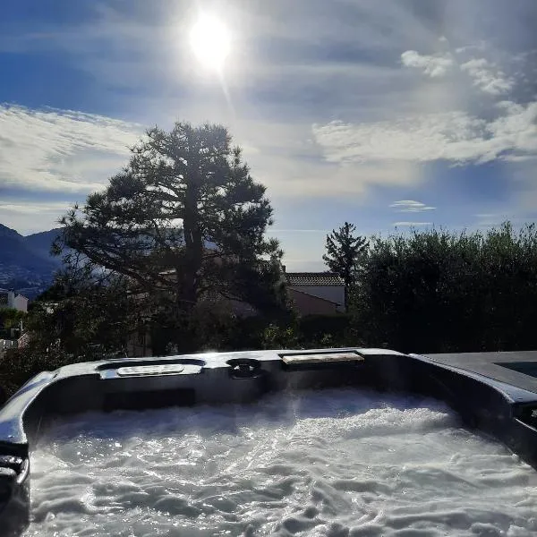 Rêves de vie le "port pin" vue mer, jacuzzi, parking PRIVES, hotel in Cassis