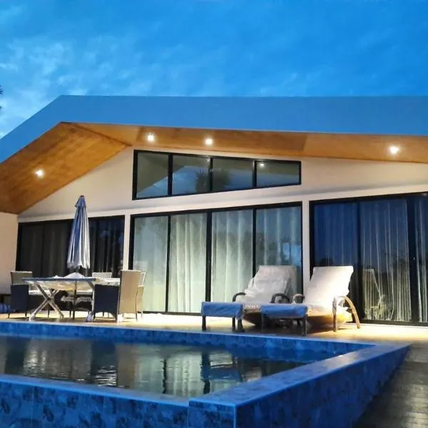 Lom Lay Beach Front Pool Villa Chaam, Huahin, hotel v destinaci Ban Bo Yai