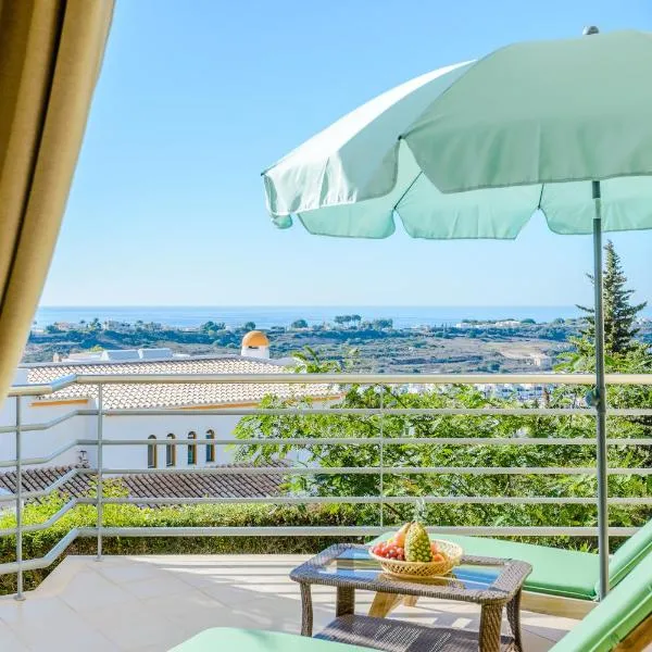 BnB Homes Ocean view Apartment with huge sunny Terrace, 2 Swimming pools & Tennis court, hotel i Albufeira