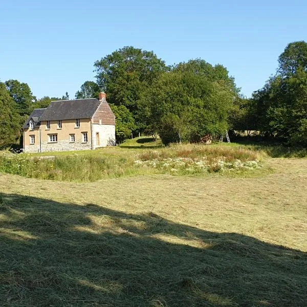 La fermette - chambres d'hôtes dans environnement calme et arboré, hotell i Giéville