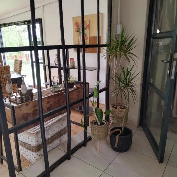 HomeSweetHome Farm Cottage, хотел в Нелсприт