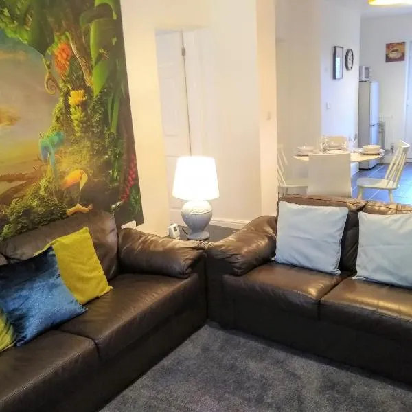 Modern comfy 2-Bedroom flat in St Helens, hotel v destinaci Saint Helens