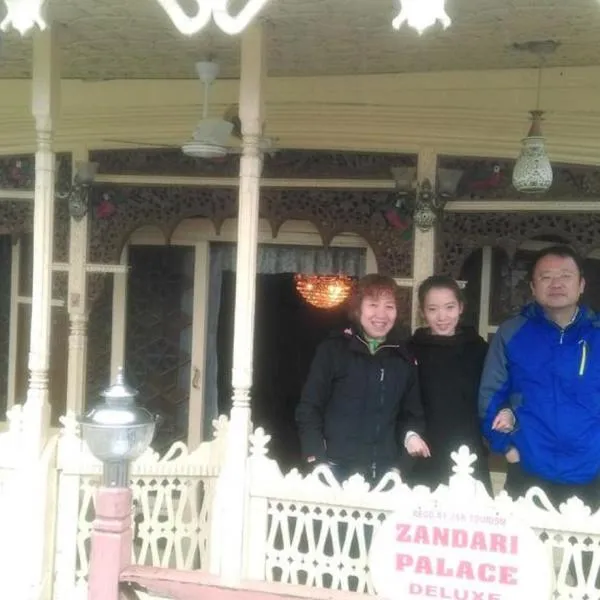 ์ค๋ฆฌ๋๊ฐ๋ฅด์ ์์นํ ํธํ
HBZP Houseboat