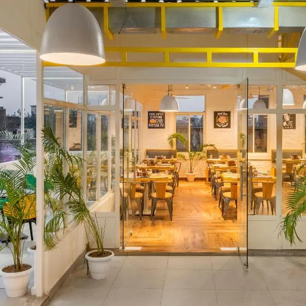 Bedzzz Varanasi by Leisure Hotels, 1 Km from Dashwasamedh Ghat, hotel in Varanasi