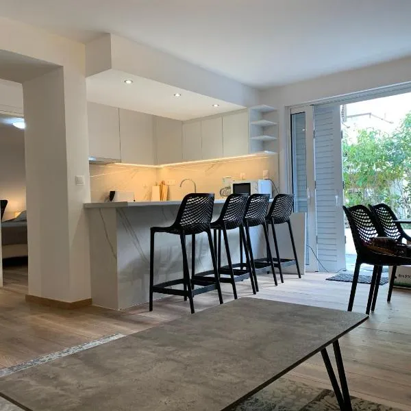 LIVAS Athens Voula garden bungalow, hotel ad Atene