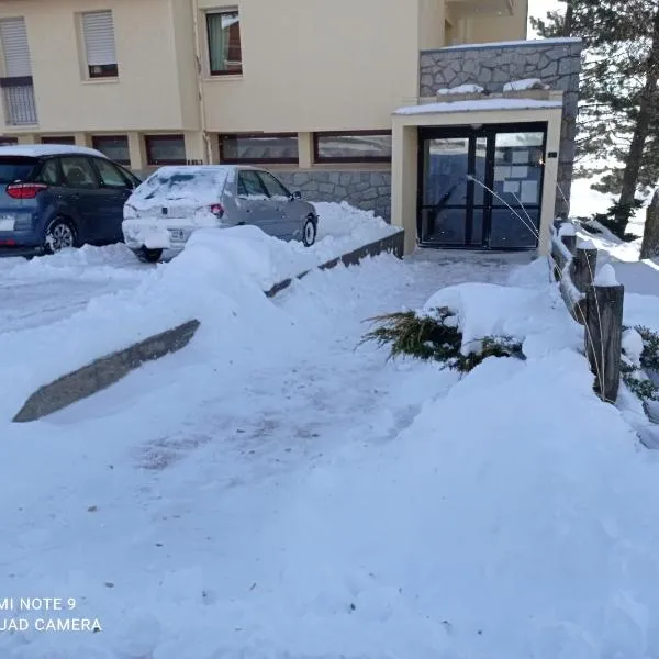 Studio MARMOTTE FONT-ROMEU 4 personnes avec balcon Résidence VAL SOLEIL entièrement rénové en juin 2021 place de PARKING & WIFI gratuit , draps & serviettes de toilettes non inclus, sabanas y toallas no incluidos, hotel en Font-Romeu-Odeillo-Via