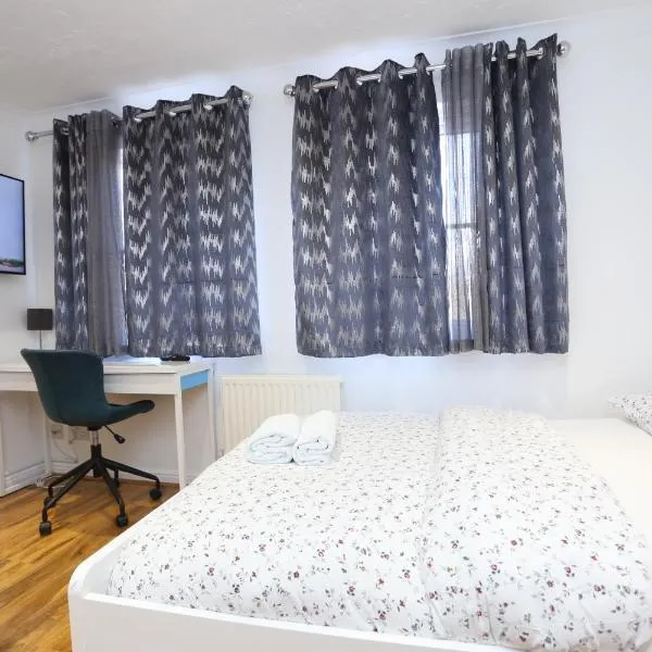 Fabulous Room with en-suite bathroom and shared kitchen, hotel en Thamesmead