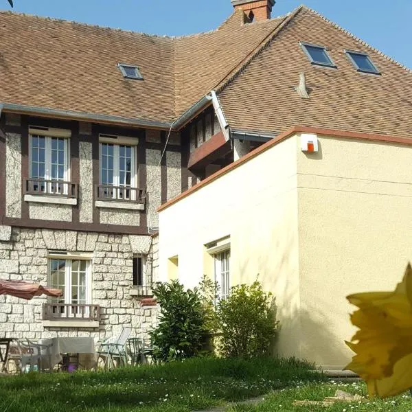 Apakabar Homestay, Gîte 6 personnes, proche gare Melun, parking privé, hótel í La Rochette