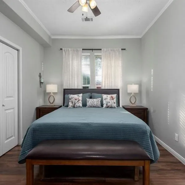 Cheerful 3 Bedroom Home with Loft, hotel in Dickinson