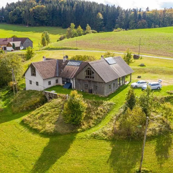 WALD-LAND-HOF Schloss Rosenau, hotel in Schloss Rosenau