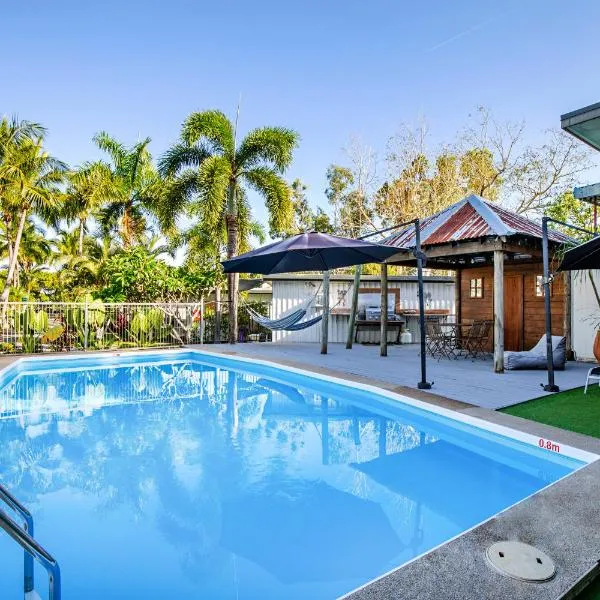 Bush Village Holiday Cabins, hotel in Airlie Beach
