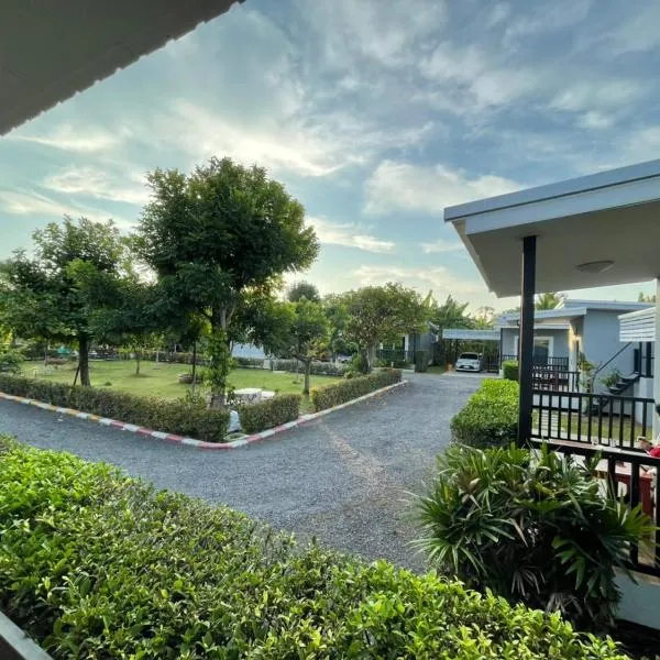 Baan Ruay Suk Resort, Lopburi, hotel in Lop Buri