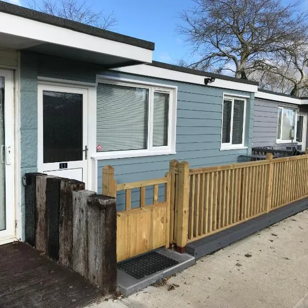 샌다운에 위치한 호텔 2 Bedroom Chalet SB11, Sandown Bay, Dog Friendly