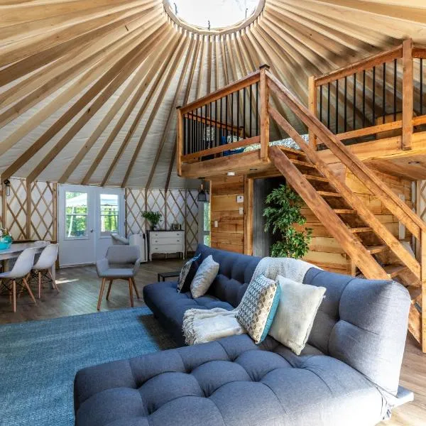 Yourtes Glamping du Poisson Blanc, hotel v destinaci Notre-Dame-du-Laus