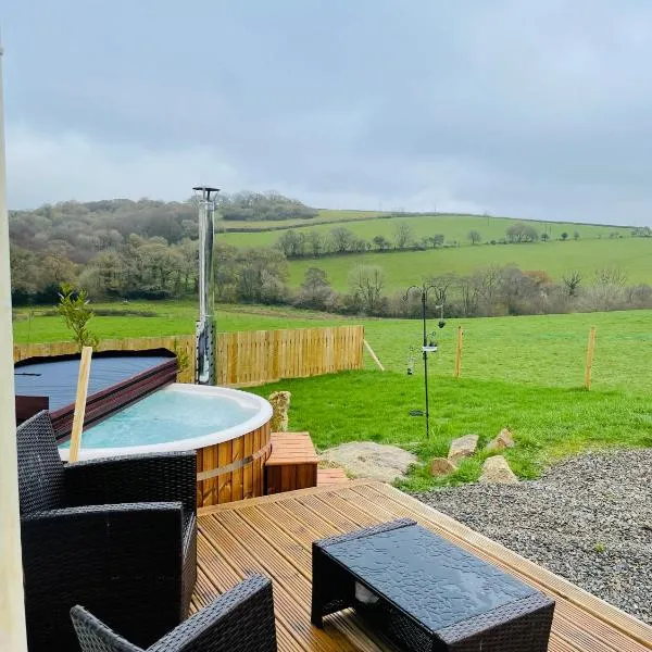 Private country caravan surrounded by fields, hotel in Doublebois