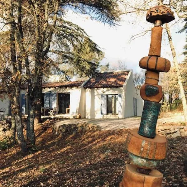 La maison de Mado et sa cabane dans les arbres, отель в городе Plan dʼAups